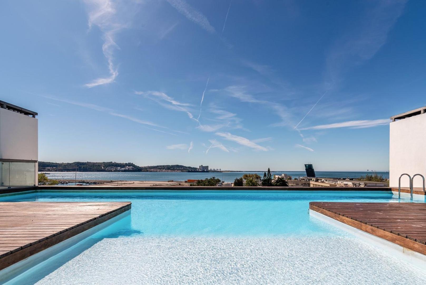 Apartmán Guestready - Alges Apt With Stunning Rooftop Pool Exteriér fotografie